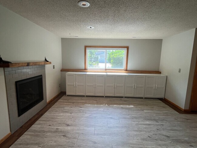 Building Photo - Beautifully Updated 4-Bed Home in Prime NW Location!