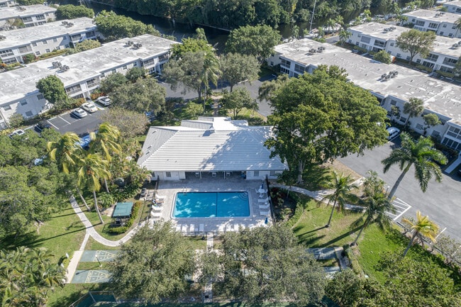 Building Photo - 6299 Bay Club Dr