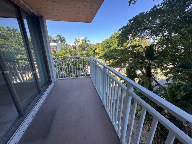 Building Photo - 2450 NE 135th St