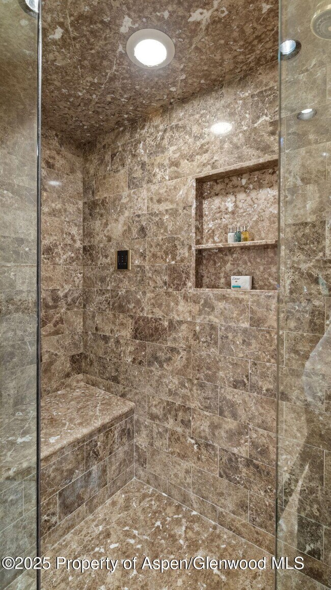 Building Photo - 715 Willoughby Way