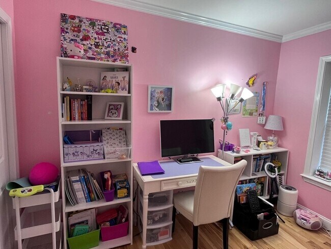 Building Photo - 152 Newton St