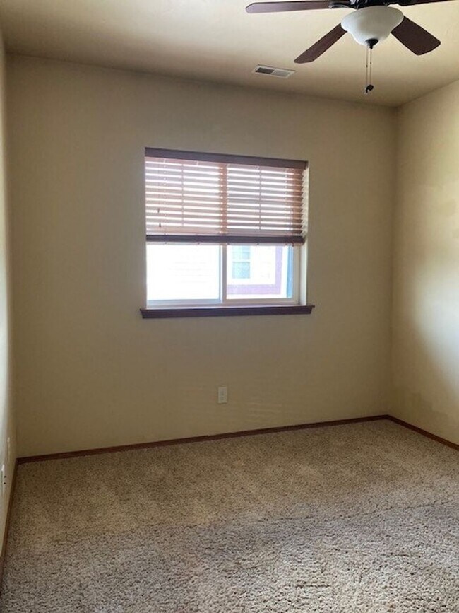 Building Photo - Charming 3 Bedroom 2.5 Bathroom Home