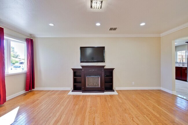 Building Photo - Turnkey Home with Natural Light & Upgrades...