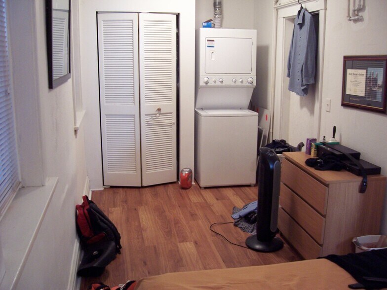 Large bedroom/closet/WD - 1648 W Barry Ave