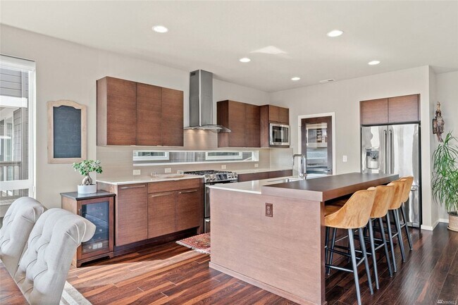 Building Photo - Beautiful 4 bed/2.5 bath dream home in Mon...