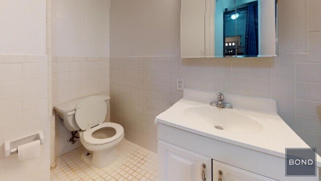 Building Photo - 218 E 85th St