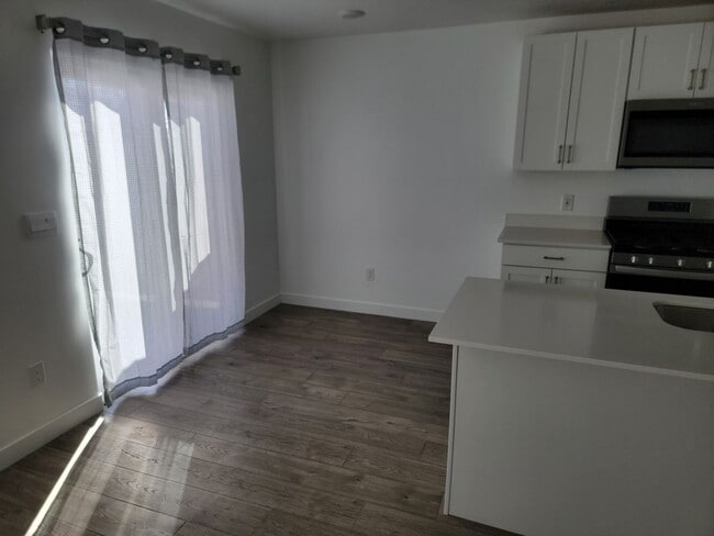 Building Photo - 4 Bed 2.5 Bathroom Townhouse