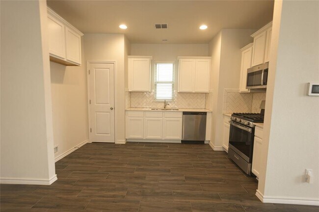 Building Photo - 352 Witchhazel Way