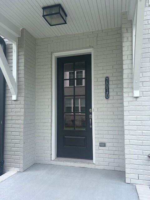 Building Photo - Stunning 3BR/3.5BA with 2+ car attached ga...