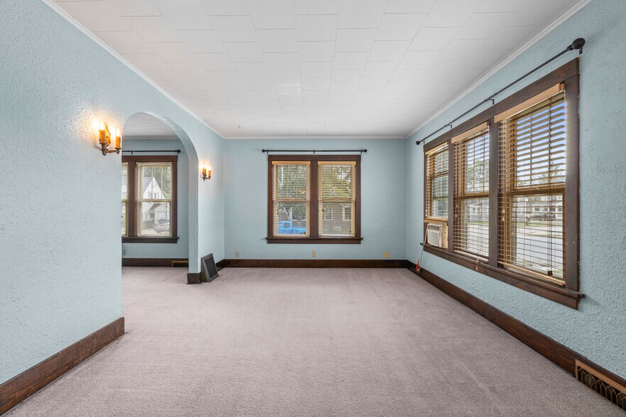 Building Photo - 944 Detroit St