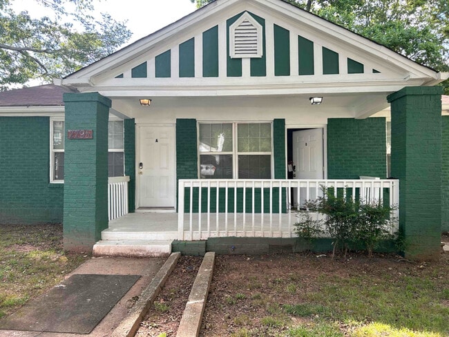 Building Photo - 2295 Dauphine St