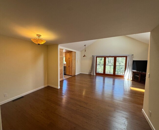 Building Photo - Beautiful 3 Bedroom/2 Bathroom Plus Bonus Room in Ben Lomond
