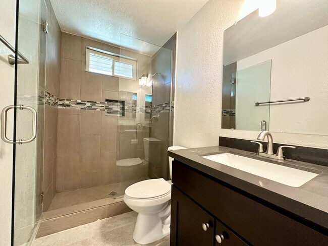 Building Photo - 561 Desert View Dr