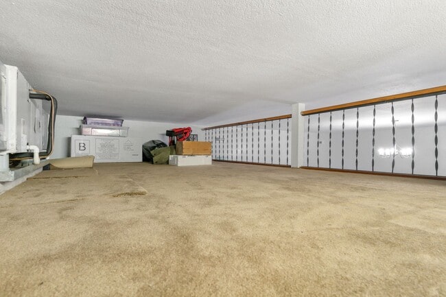 Building Photo - 6 Bed 3 Bath Accessible Rambler