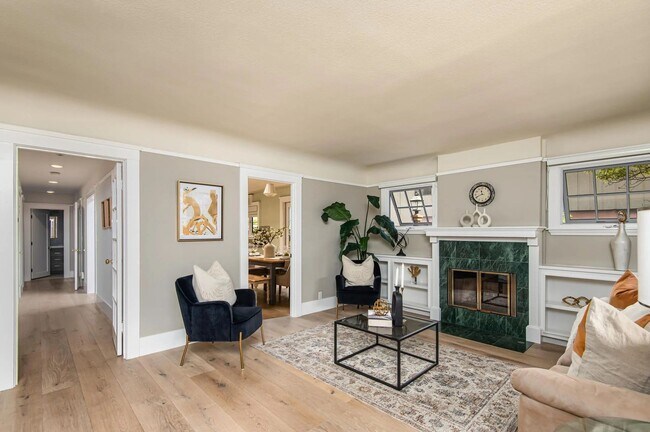 Building Photo - Updated 3BD/2BA Menlo Park Home with French Oak Floors + Bonus Room
