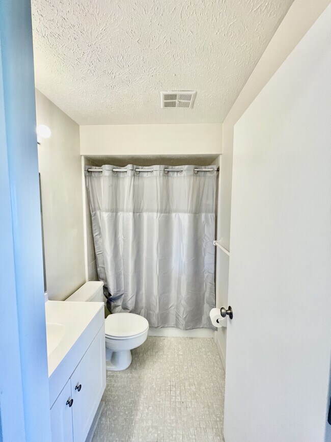 Building Photo - 12498 Riverside Dr