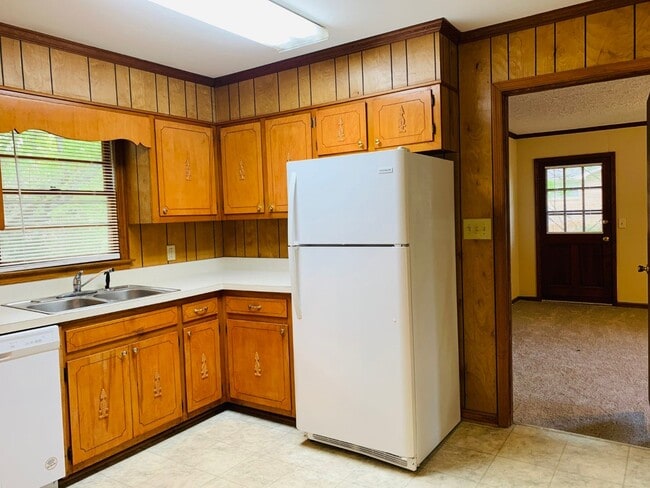 Building Photo - Wow, great location, newly renovated, 4 beds/2 bath, private fenced yard, sun room/office, must see!