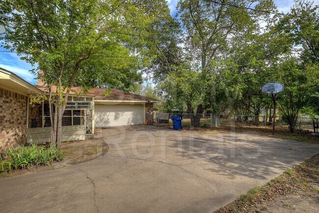 Building Photo - 6426 Chapman Dr