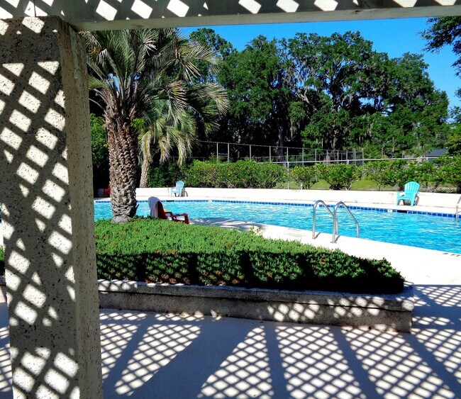 Building Photo - Largest Unit in Oglethorpe Place, 3bd/2.5ba 1700+ sqft, fireplace, and community pool and tennis!