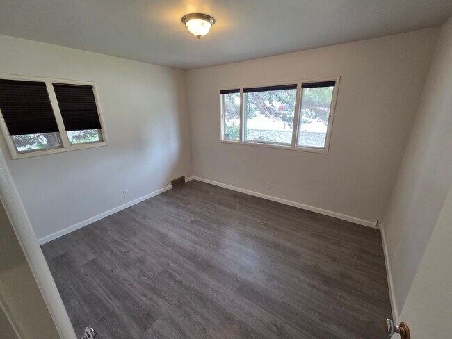 Building Photo - 4 Bed 2 Bath Golf Course Living