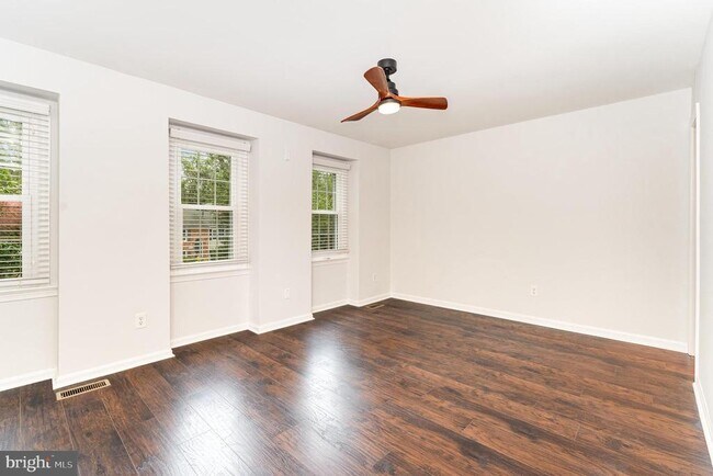 Building Photo - 2168 Mayflower Dr