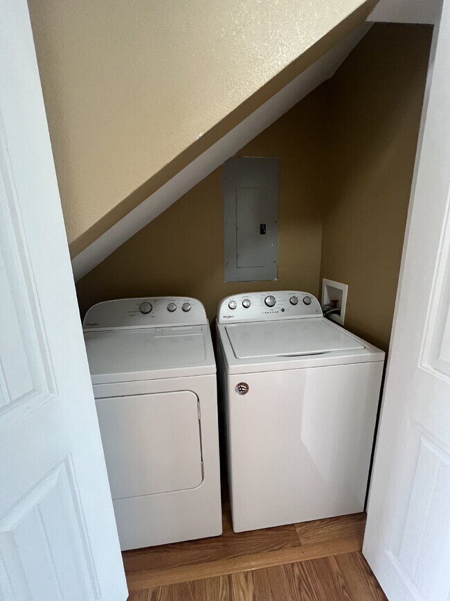 Building Photo - 2BR Prestine / Lakeview Townhouse