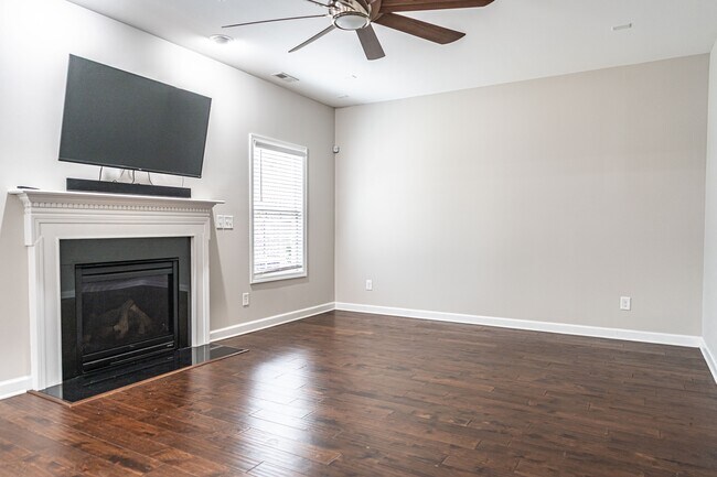 Building Photo - 135 Almond Dr