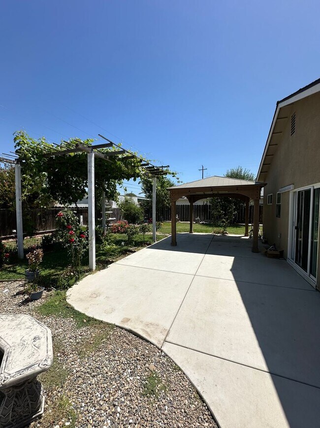 Building Photo - 909 E Olive Ave