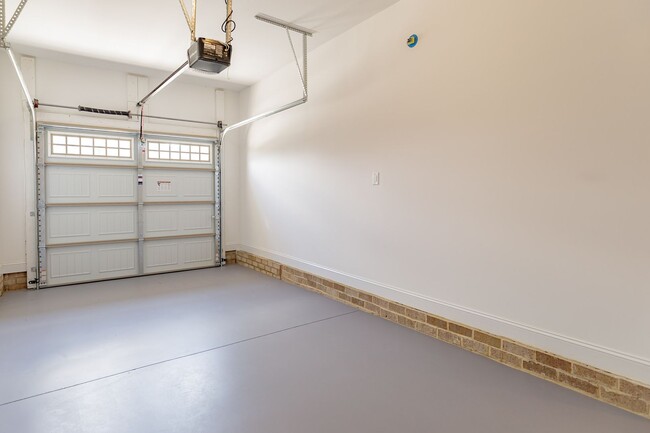 Building Photo - Brand new Luxurious 3 bedroom 3 bath + LOF...