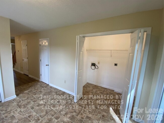 Building Photo - 1906 Ln St