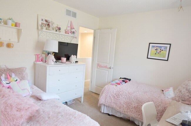 Building Photo - Central Park Home for Rent! Unfinished Bas...