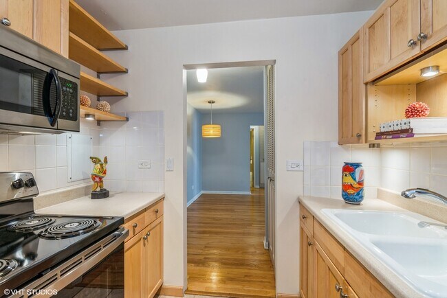 Building Photo - 420 W Aldine Ave