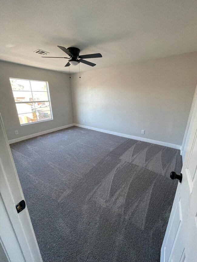 Building Photo - Beautiful 4 bedroom home located in the Shores