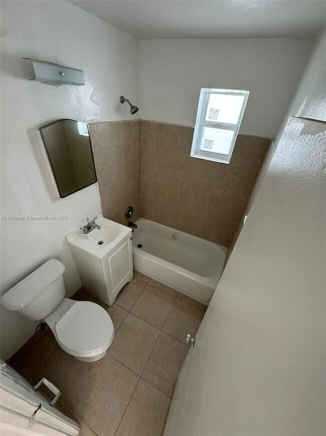 Building Photo - 16200 NE 19th Pl