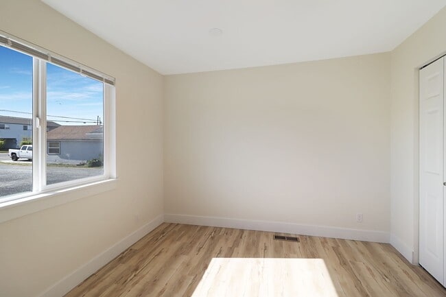 Building Photo - 3 Bed 2 Bath - Excellent Condition - WSG Included - Pet Friendly - Island Hospital