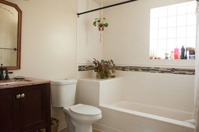 Building Photo - 2 Bed/ 1 Bath Cottage in East Nashville, Walking Distance to Riverside Village, Fenced Yard