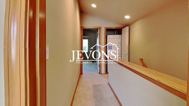 Building Photo - Charming two-story condo with two master s...