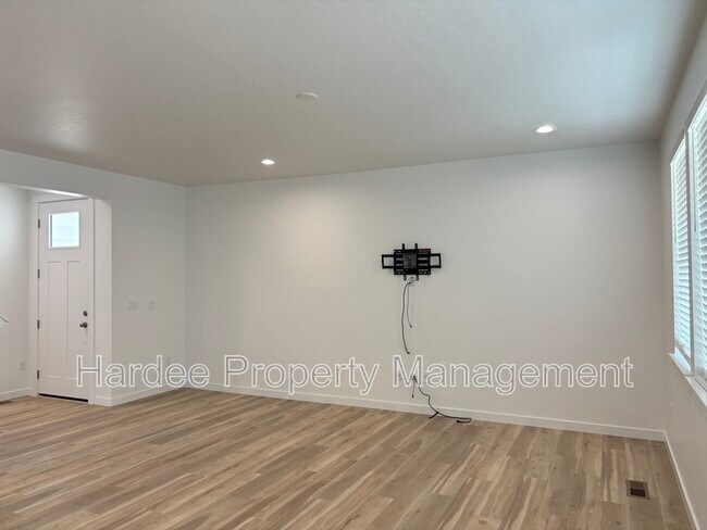 Building Photo - 1411 W Dovefield St