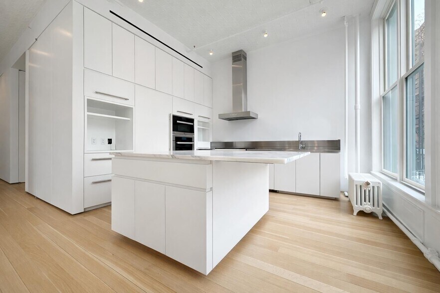 Building Photo - 54 Bleecker St