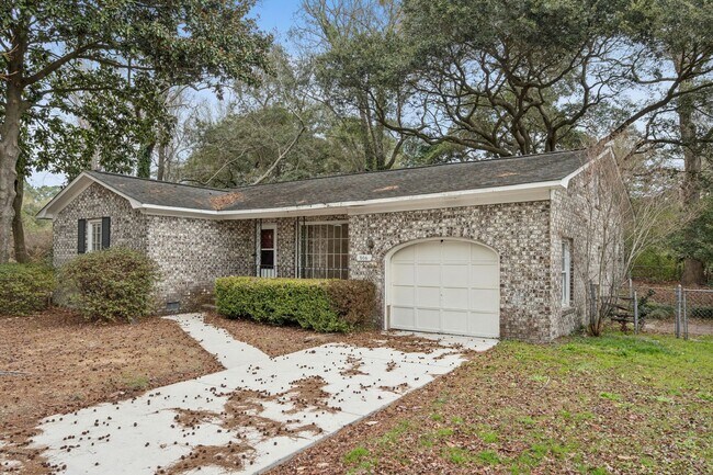 Building Photo - 3BR/2BA Home with Fireplace and Fenced Yard in Mt Pleasant