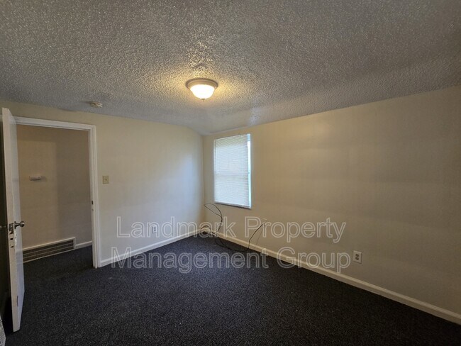Building Photo - 15205 Maplewood Ave