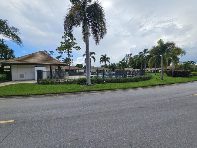 Building Photo - 435 Pine Villa Dr