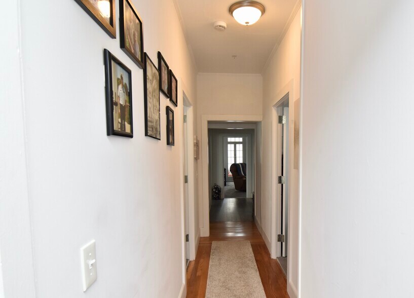 Building Photo - 4 Elm St