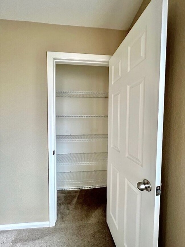 Building Photo - FABULOUS 4 BEDROOM HOME IN EASTVIEW ESTATES!!