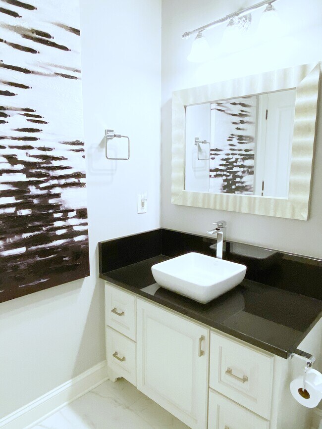Guest Bath - 21 George St