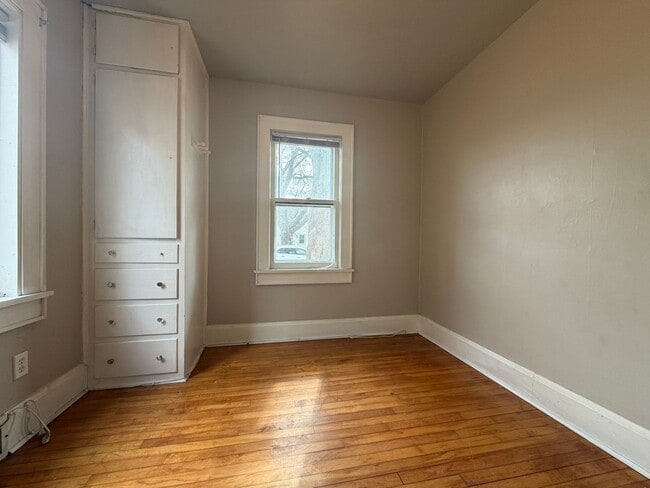 Building Photo - Cozy 2 Bedroom Single Family Home- Near Bellevue Wi