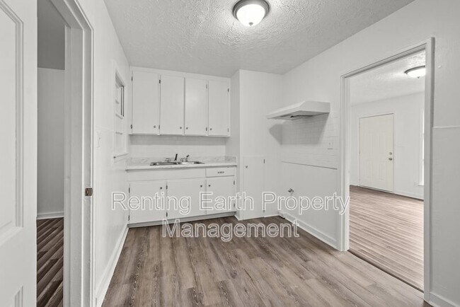 Building Photo - 341 Chisholm St