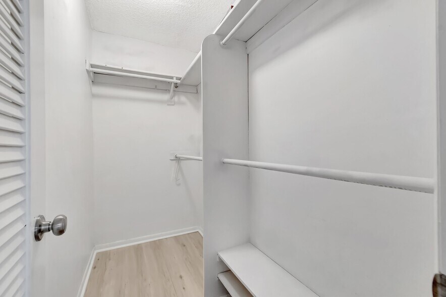 Building Photo - 481 Burgundy P