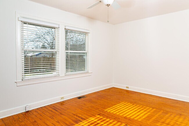 Building Photo - 180 Rosemont Garden