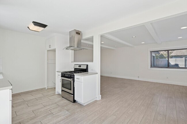 Building Photo - 2048 Garden Ln